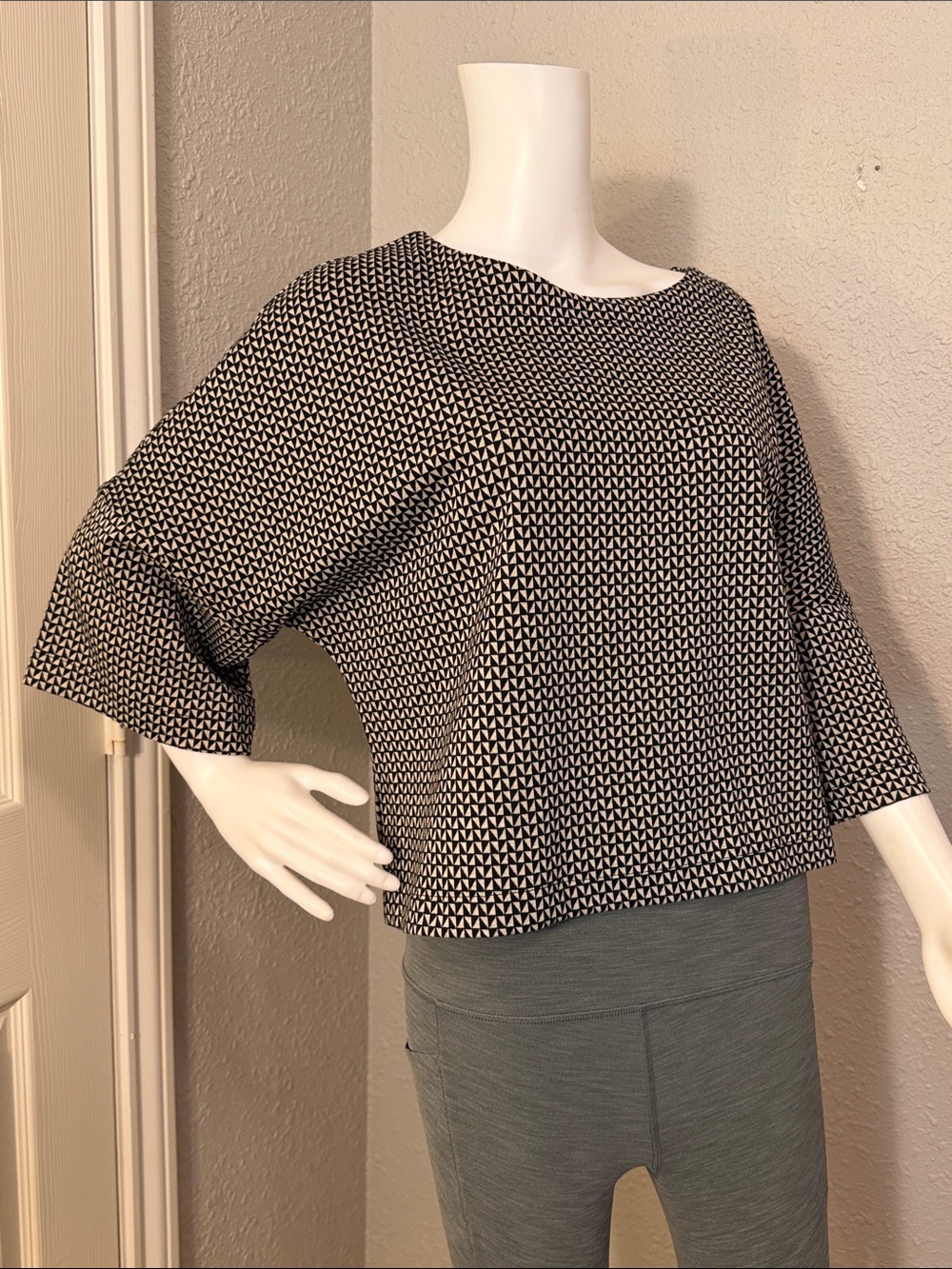 MAX STUDIO Sz S Women’s Black and White Patterned Boatneck Top bell sleeve